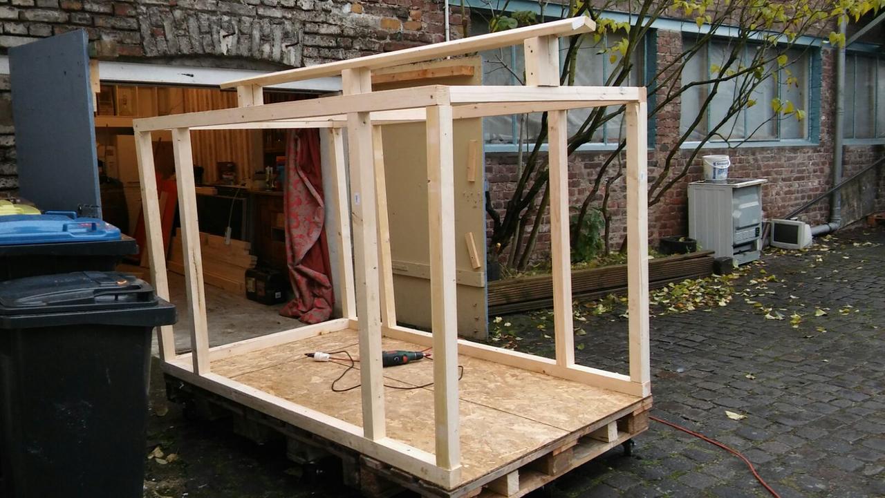 Etwa 500 Euro kostet der Bau einer Wohnbox. Sven Lüdecke verschenkt sie.
