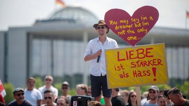 Mehrere Tausend Menschen sind ain Berlin gegen eine Demonstration der AfD auf die Straße gegangen, hier am Spreebogenpark