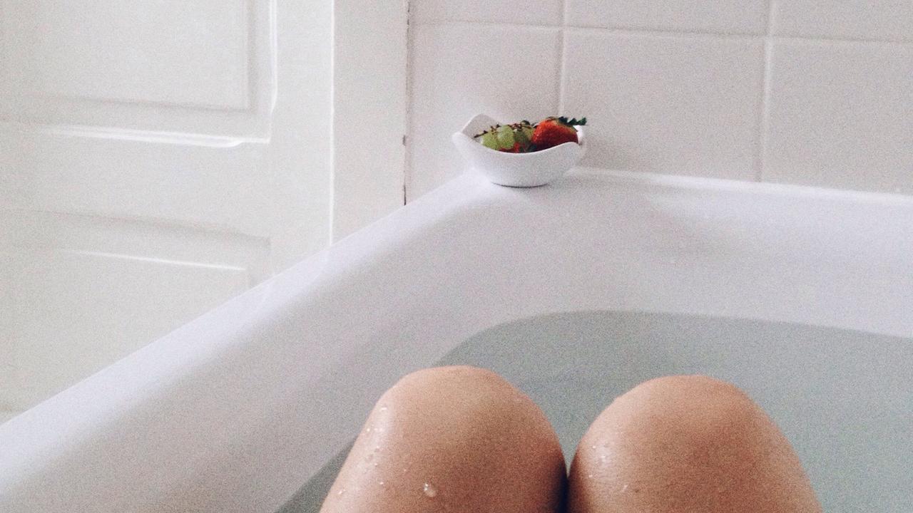 Der Ort des Interviews ist ungewöhnlich: Mirjams Badewanne. Der Ort des Interviews ist ungewöhnlich: Mirjams Badewanne.