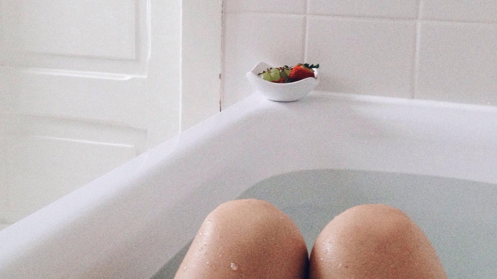 Der Ort des Interviews ist ungewöhnlich: Mirjams Badewanne. Der Ort des Interviews ist ungewöhnlich: Mirjams Badewanne.