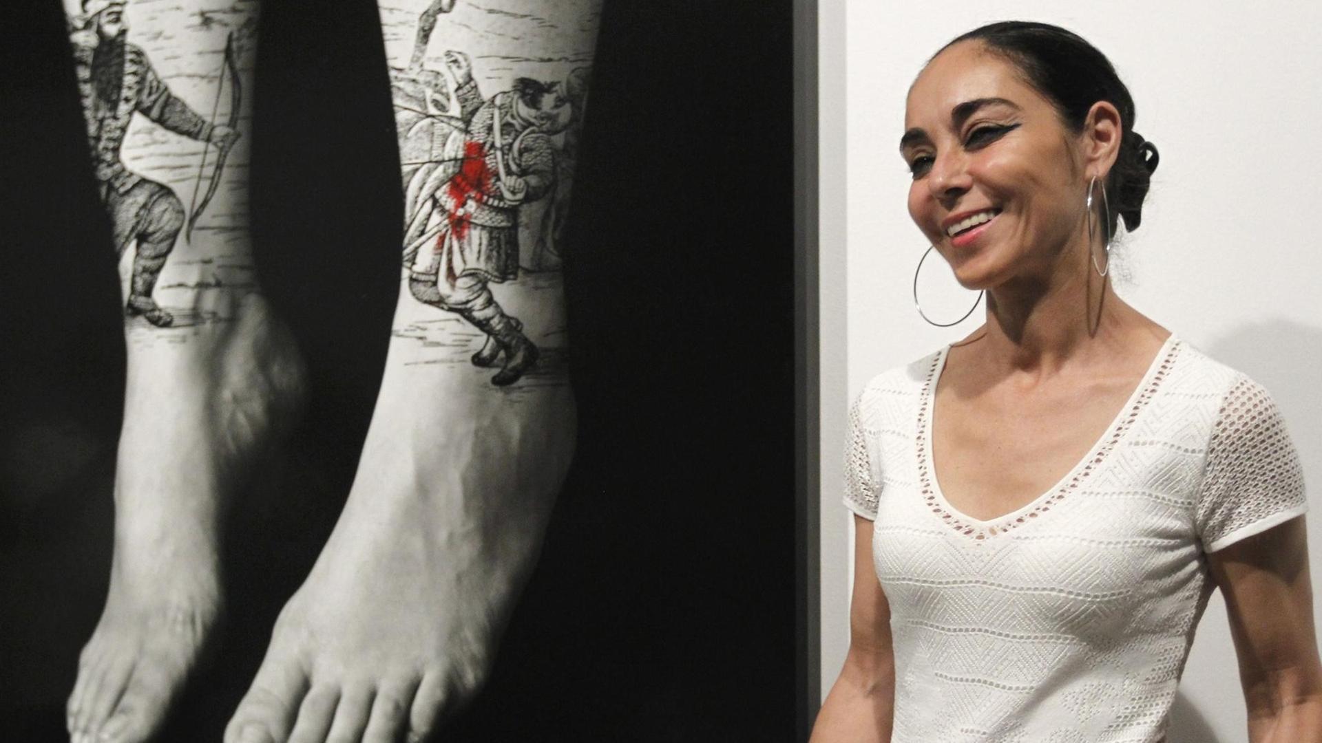 Shirin Neshat in ihrer Ausstellung "Written on the body" im Rahmen des PhotoEspana Festival in Madrid 2013.