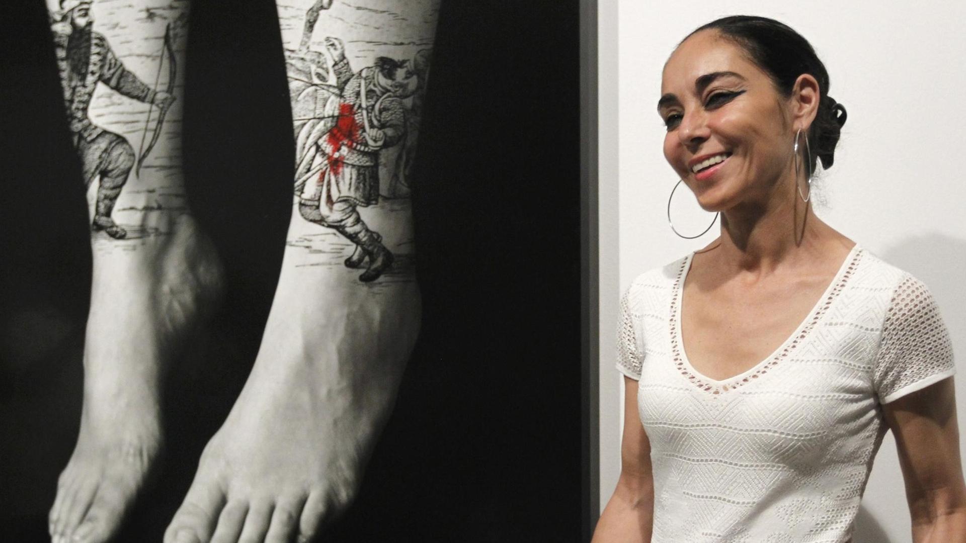 Shirin Neshat in ihrer Ausstellung "Written on the body" im Rahmen des PhotoEspana Festival in Madrid 2013. Shirin Neshat in ihrer Ausstellung "Written on the body" im Rahmen des PhotoEspana Festival in Madrid 2013.