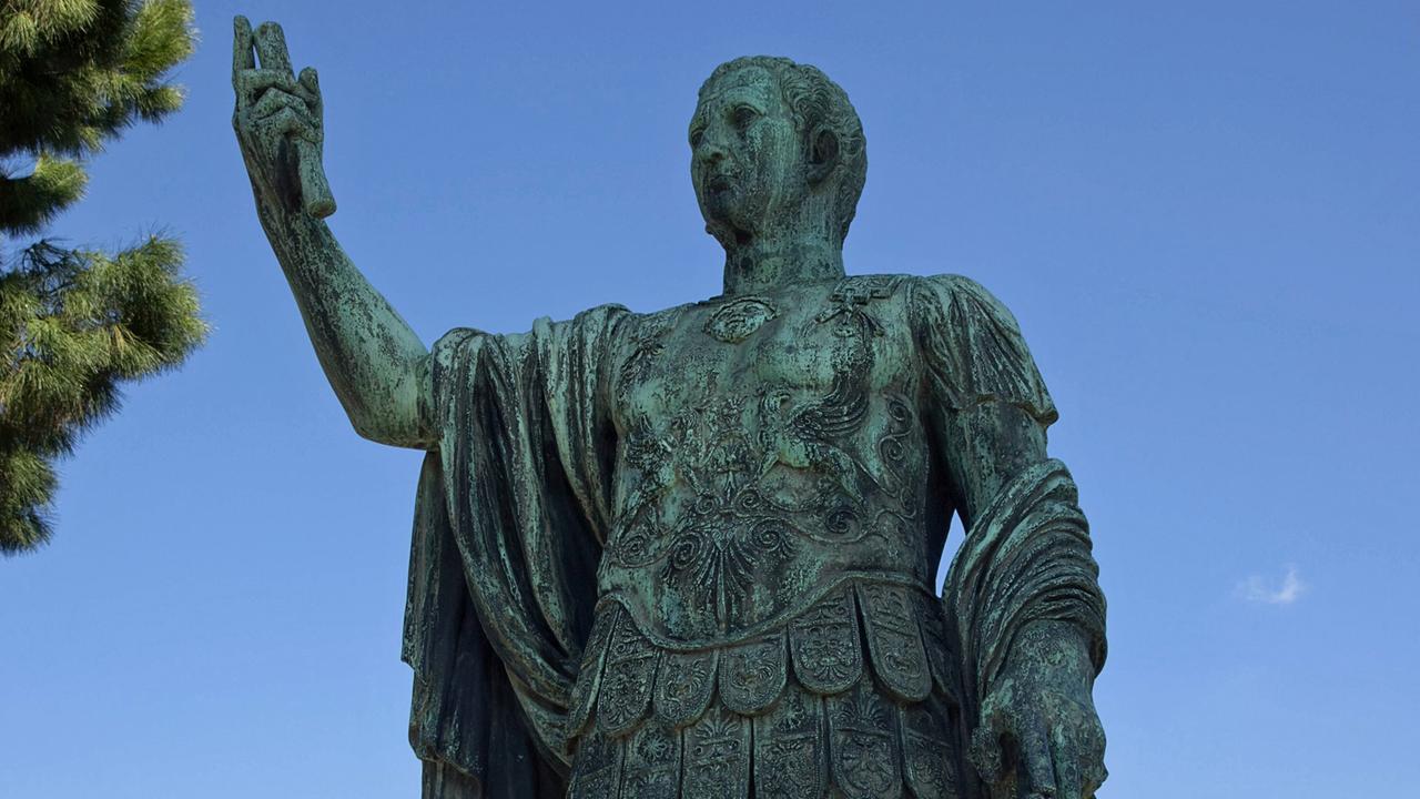Bronze-Statue des römischen Staatsmannes Gaius Iulius Caesar, 100 - 44 v. Chr., im Trajansforum in Rom Bronze-Statue des römischen Staatsmannes Gaius Iulius Caesar, 100 - 44 v. Chr., im Trajansforum in Rom