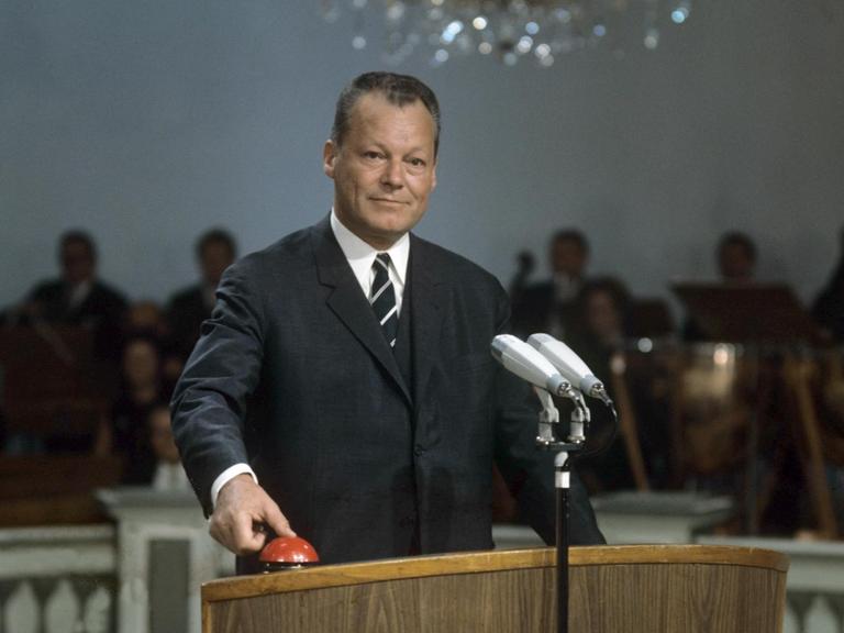 Mit einem Knopfdruck startet der damalige deutsche Vizekanzler Willy Brandt am 25.8.1967 auf der 25. Deutschen Funkausstellung das Farbfernsehen. Seitdem entwickelte sich die bunte «Flimmerkiste», die es in den USA schon seit 1954 gab, nach Angaben der Gesellschaft für Unterhaltungs- und Kommunikationselektronik mbH (gfu/Frankfurt) zum beliebtesten Unterhaltungsmedium. Ende 1967 standen rund 80000 Farbfernseher in den Wohnstuben der 14 Millionen Fernsehteilnehmer in Deutschland. Fünf Jahre später holte sich bereits jeder zehnte Haushalt bunte Bilder auf die Mattscheibe.