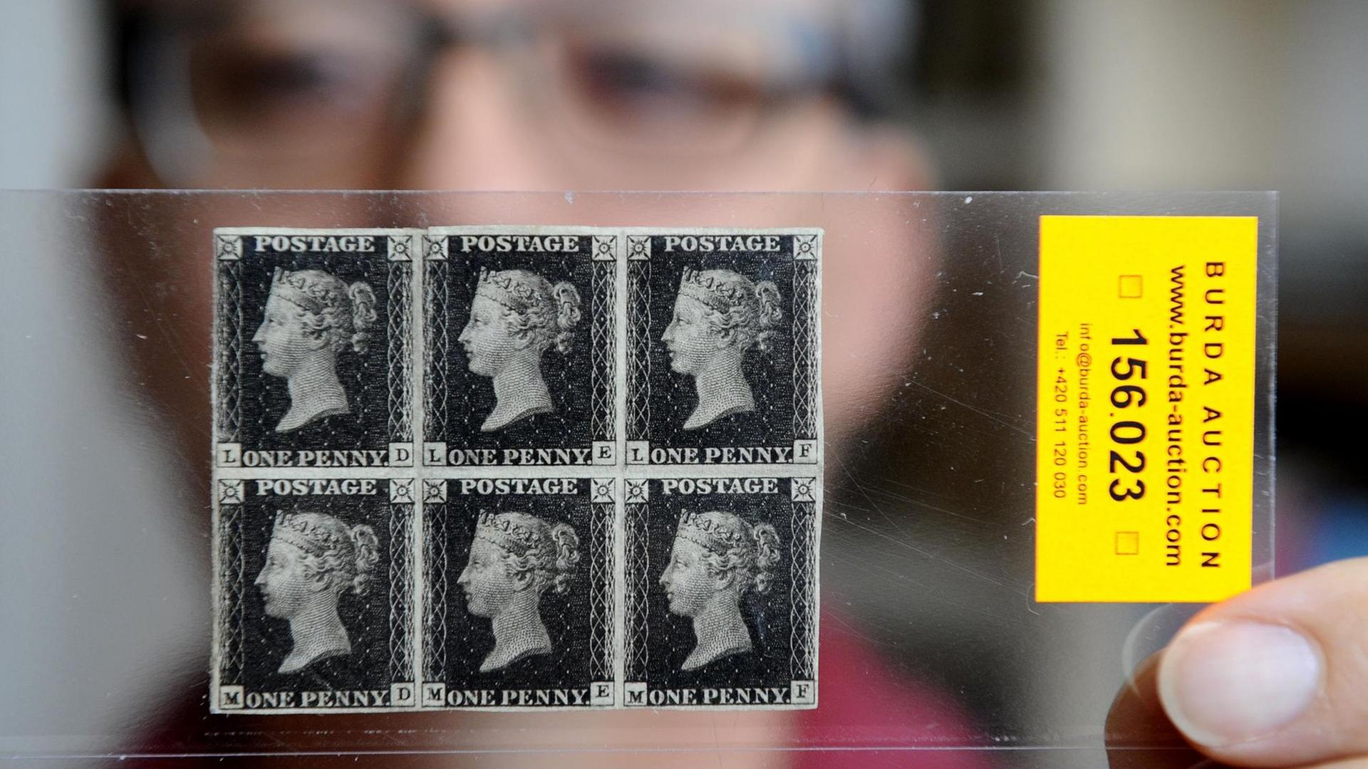 One Penny Black, die erste Briefmarke der Welt, erstmals ausgegeben von Vereinigten Königreich im Jahr 1820 One Penny Black, die erste Briefmarke der Welt, erstmals ausgegeben von Vereinigten Königreich im Jahr 1820