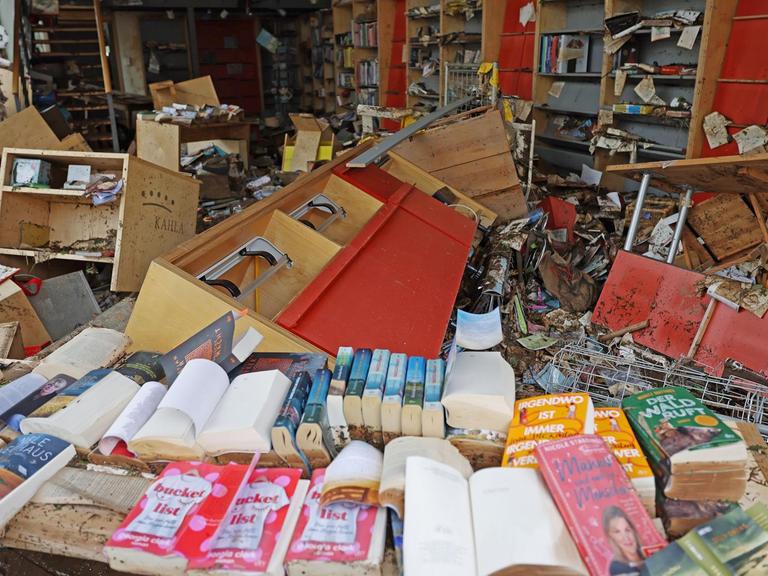 Ein Buchladen in Gemünd ist verwüstet, nachdem die Urft über die Ufer getreten war.