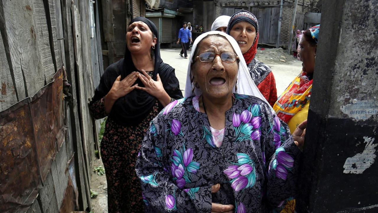 Frauen trauern im indischen Teil Kaschmirs. Dort herrschen die schlimmsten Unruhen seit sechs Jahren. Frauen trauern im indischen Teil Kaschmirs. Dort herrschen die schlimmsten Unruhen seit sechs Jahren.