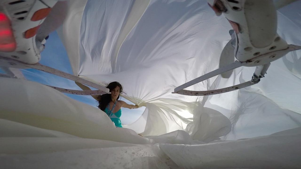 Die Künstlerin Raphaela Vogel schwenkt in ihrem Video "Prophecy" große, weiße Tücher und wird dabei von einer Drohne gefilmt