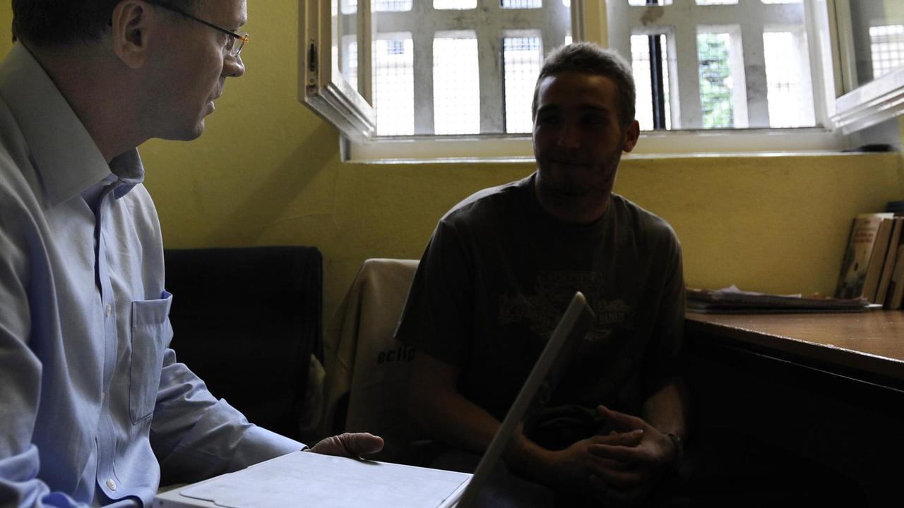 Der Leiter der Düsseldorfer Jugendarrestanstalt, Edwin Pütz (l.), und Mirko sitzen in Düsseldorf im Jugendarrest hinter doppelt vergitterten Fenstern an einem Computer, aufgenommen am 10.09.2009 Der Leiter der Düsseldorfer Jugendarrestanstalt, Edwin Pütz (l.), und Mirko sitzen in Düsseldorf im Jugendarrest hinter doppelt vergitterten Fenstern an einem Computer, aufgenommen am 10.09.2009