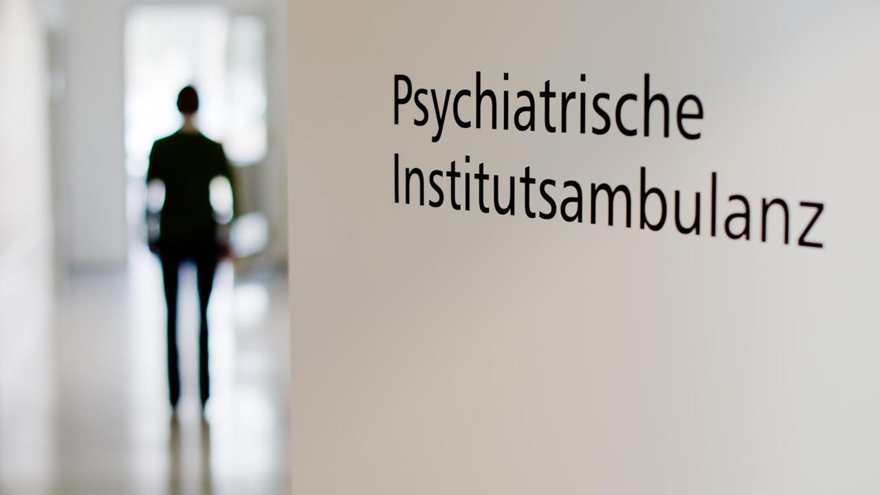 Eine Mitarbeiterin steht in der Psychiatrischen Institutsambulanz an der Klinik für Psychiatrie und Psychotherapie am Klinikum Braunschweig. Eine Mitarbeiterin steht in der Psychiatrischen Institutsambulanz an der Klinik für Psychiatrie und Psychotherapie am Klinikum Braunschweig.