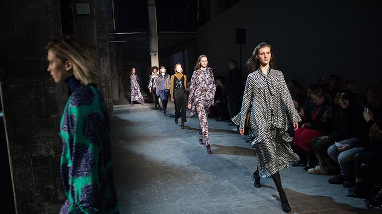 Models laufen bei der Show von Odeeh bei der Mercedes-Benz Fashion Week im Kraftwerk Berlin