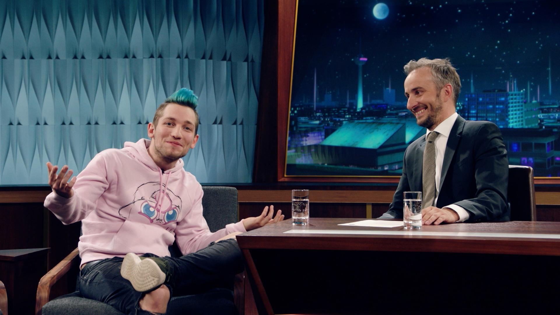 "NEO MAGAZIN ROYALE mit Jan Böhmermann - Sendung vom 13.06.19": Der Youtuber Rezo und Jan Böhmermann sitzen am Schreibtisch auf der Bühne im Fernsehstudio während der Sendung. "NEO MAGAZIN ROYALE mit Jan Böhmermann - Sendung vom 13.06.19": Der Youtuber Rezo und Jan Böhmermann sitzen am Schreibtisch auf der Bühne im Fernsehstudio während der Sendung.