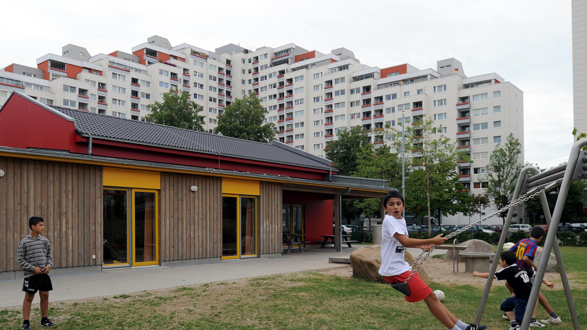 Kinder verschiedener Nationalitäten nutzen den Spielplatz am Kinder- und Familienzentrum zwischen den Hochhäusern des Stadtteils Tenever am östlichen Stadtrand von Bremen. Kinder verschiedener Nationalitäten nutzen den Spielplatz am Kinder- und Familienzentrum zwischen den Hochhäusern des Stadtteils Tenever am östlichen Stadtrand von Bremen.