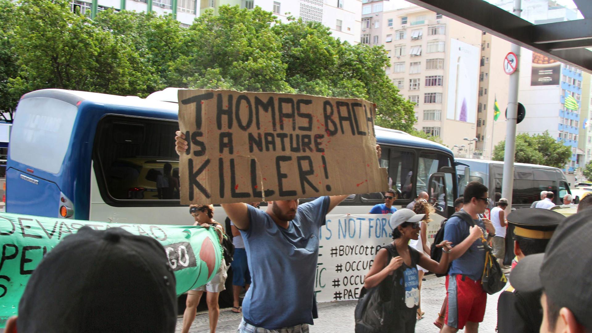 Thomas Bach und das IOC werden in Brasilien von Demonstranten empfangen. Thomas Bach und das IOC werden in Brasilien von Demonstranten empfangen.