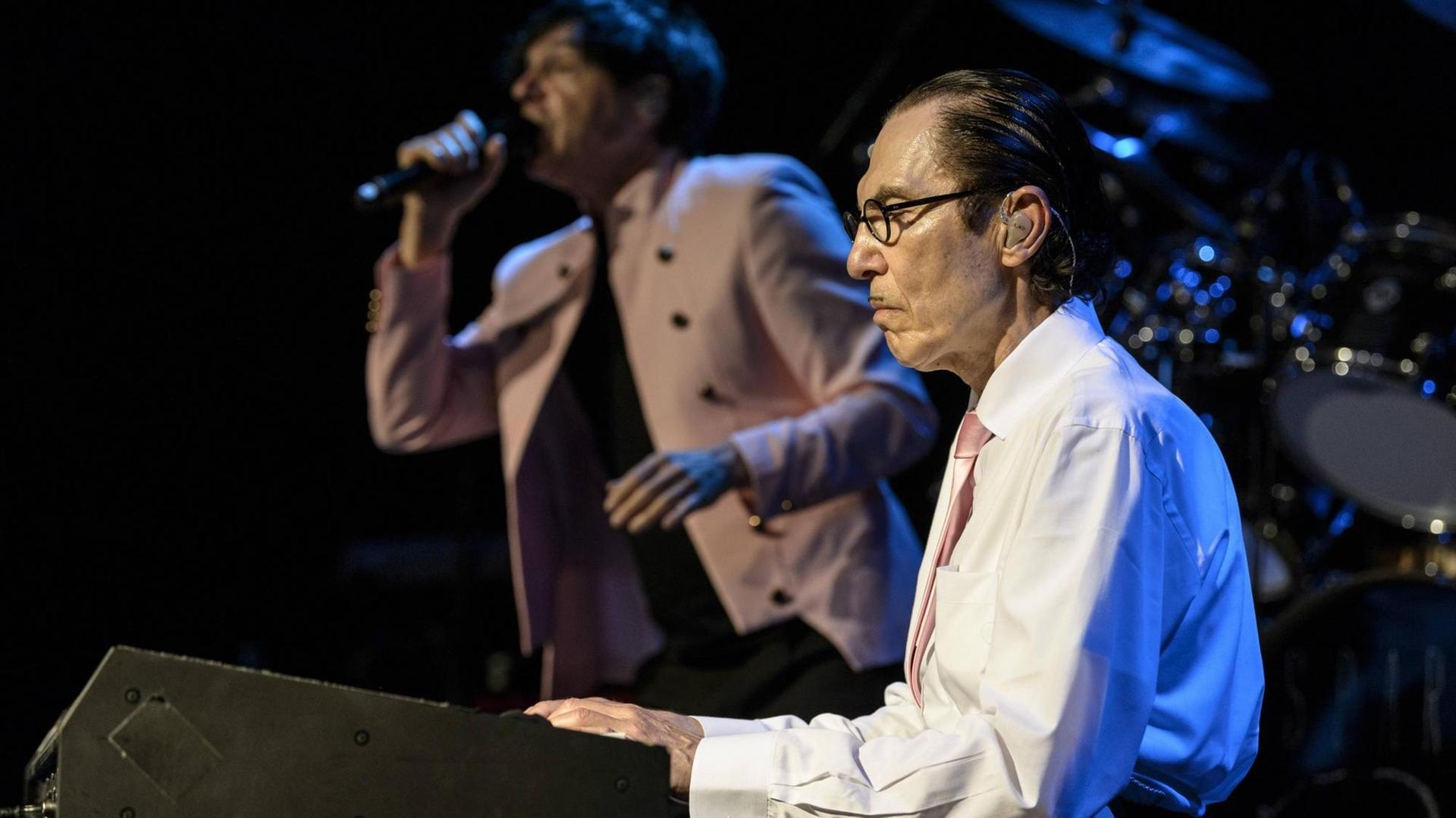 Russell & Ron Mael alias Sparks auf der Bühne. Russell & Ron Mael alias Sparks auf der Bühne.