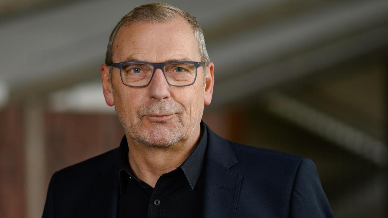 Porträt des Soziologen Sighard Neckel im schwarzen Hemd und dunklen Sakko. Porträt des Soziologen Sighard Neckel im schwarzen Hemd und dunklen Sakko.