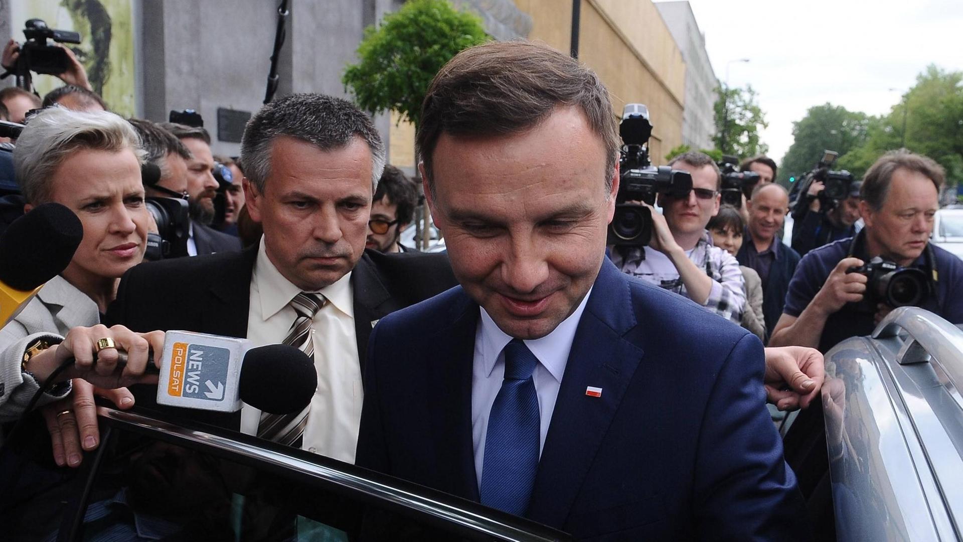 Der neue polnische Präsident Andrzej Duda steigt in ein Auto. Der neue polnische Präsident Andrzej Duda steigt in ein Auto.