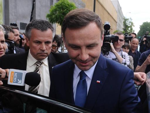 Der neue polnische Präsident Andrzej Duda steigt in ein Auto.