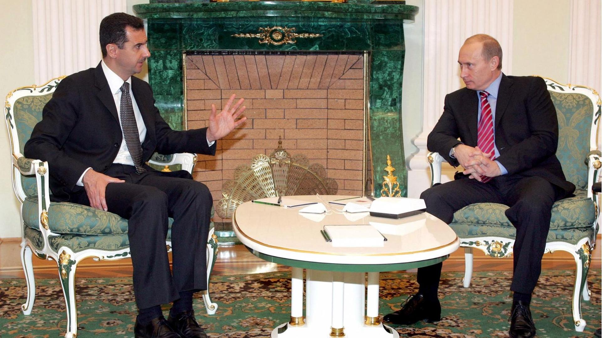 Der syrische Präsident Baschar al-Assad (links) und Russlands Staatschef Wladimir Putin während eines Treffens 2006. Der syrische Präsident Baschar al-Assad (links) und Russlands Staatschef Wladimir Putin während eines Treffens 2006.