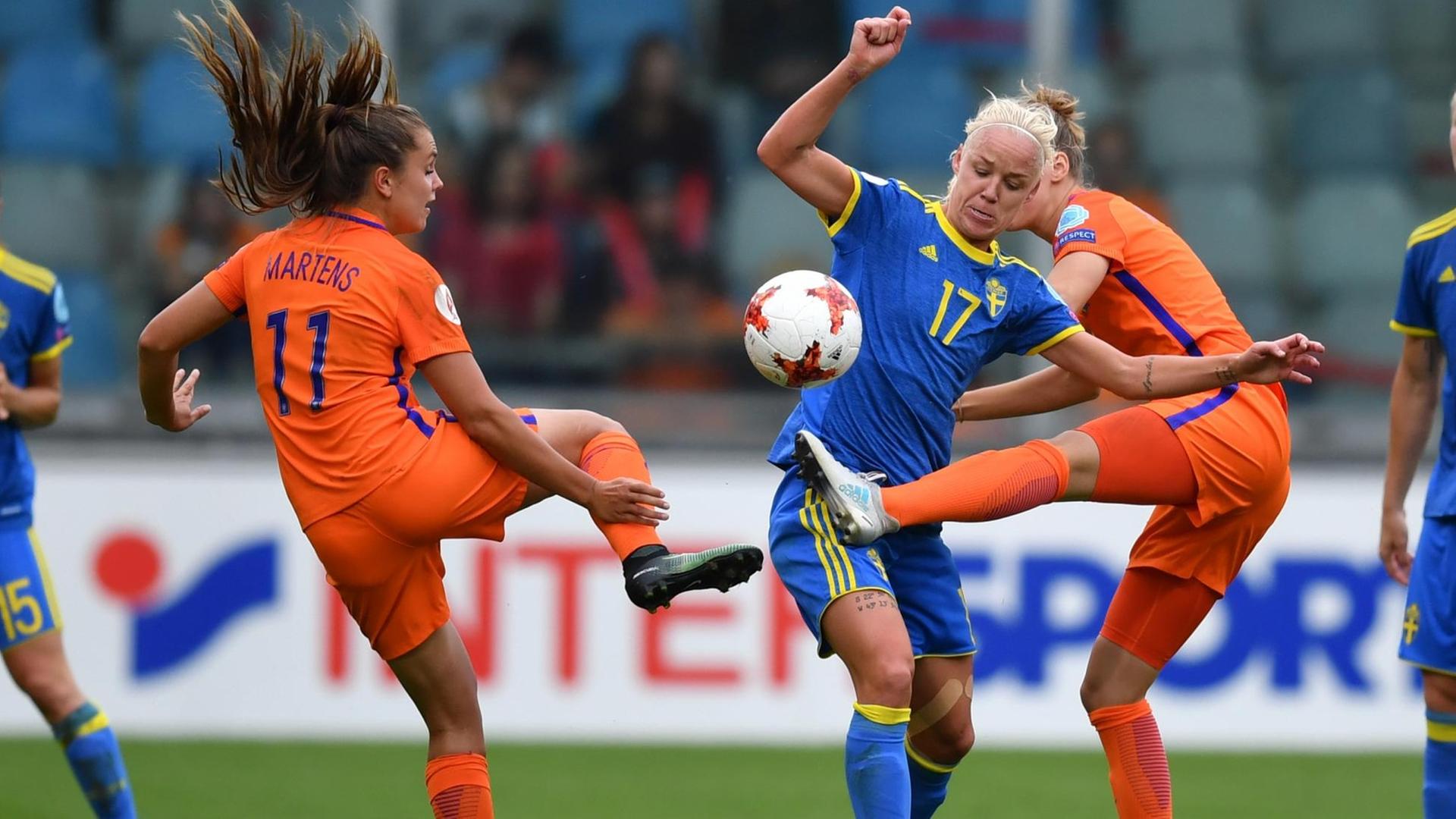 Das Bild zeigt zwei Spielerinnen von der National-Mannschaft in einem Spiel gegen Schweden. Das Bild zeigt zwei Spielerinnen von der National-Mannschaft in einem Spiel gegen Schweden.