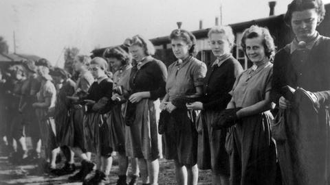 Frauen beim sogenannten "Reichsarbeitsdienst" während des Nationalsozialismus, hier im Jahr 1940 in einem Lager bei Magdeburg