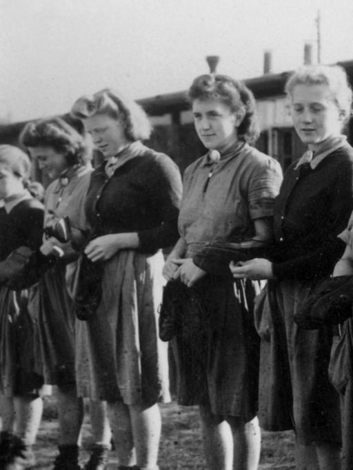 Frauen beim sogenannten "Reichsarbeitsdienst" während des Nationalsozialismus, hier im Jahr 1940 in einem Lager bei Magdeburg