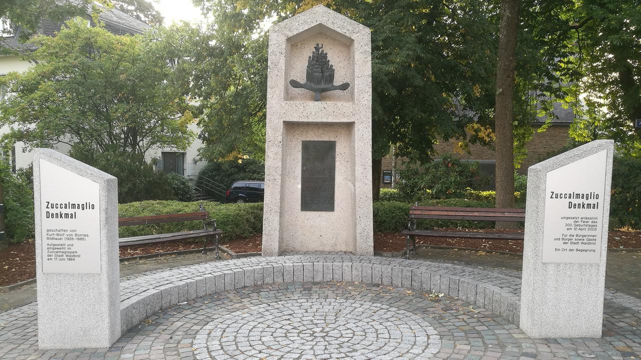Zucchalmaglio-Denkmal im Ortskern von Waldbröl Zucchalmaglio-Denkmal im Ortskern von Waldbröl