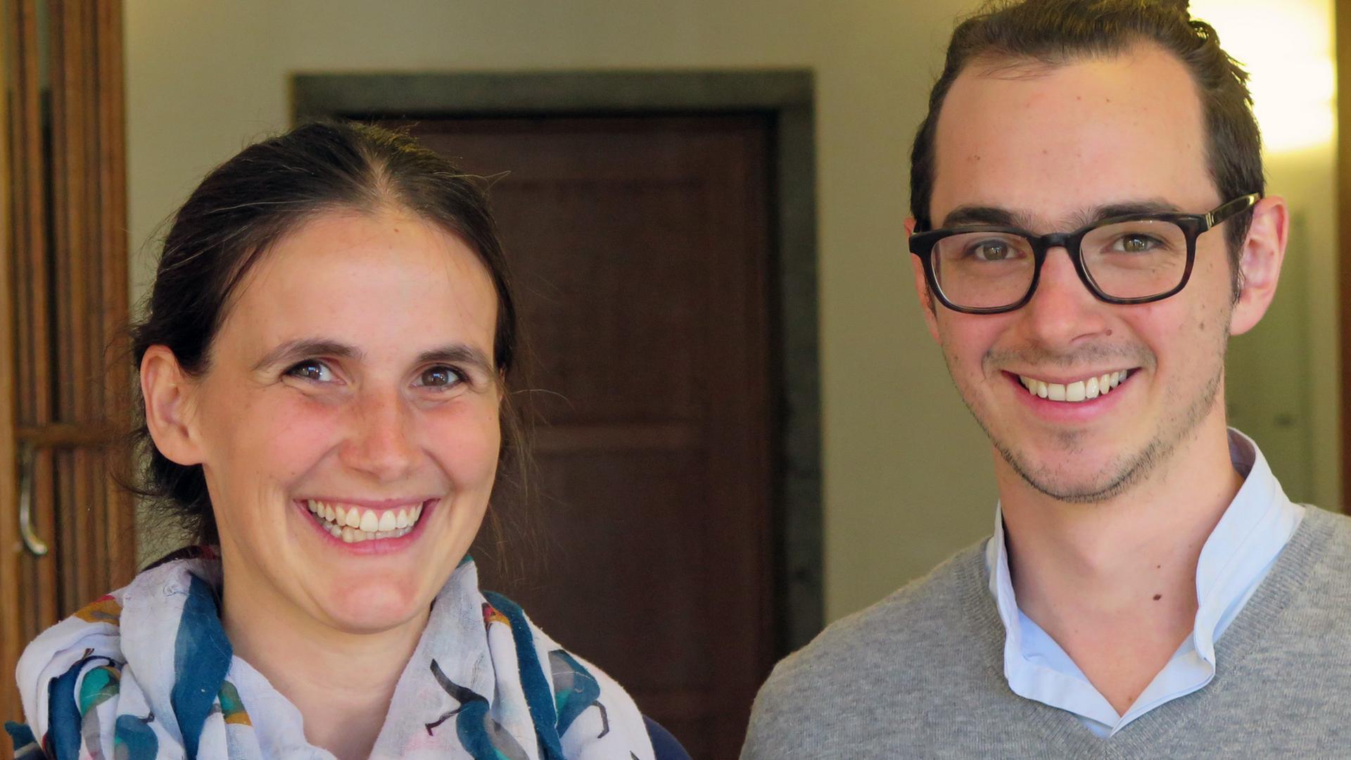 Antonia Stolz und Joan Brumer haben die Firma "round not square" gegründet und per Crowdfunding spezielle Druckmaschinen kaufen können, um die alte Buchrolle neu zu beleben. Antonia Stolz und Joan Brumer haben die Firma "round not square" gegründet und per Crowdfunding spezielle Druckmaschinen kaufen können, um die alte Buchrolle neu zu beleben.
