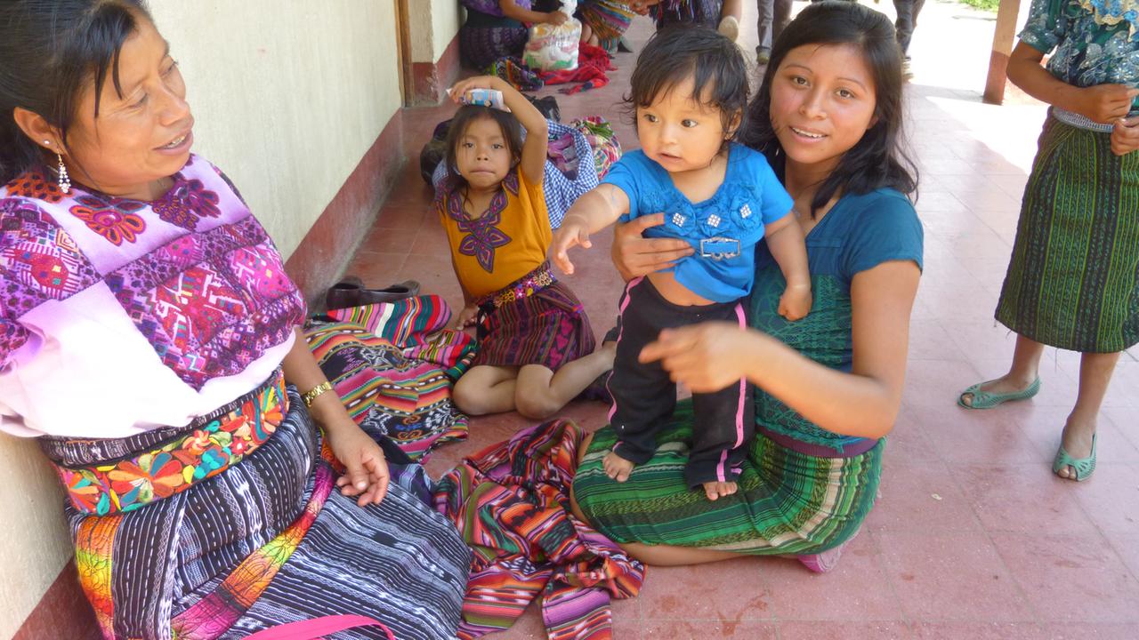 Kinder und ihre Mütter vor der Kirche in Zacualpa
