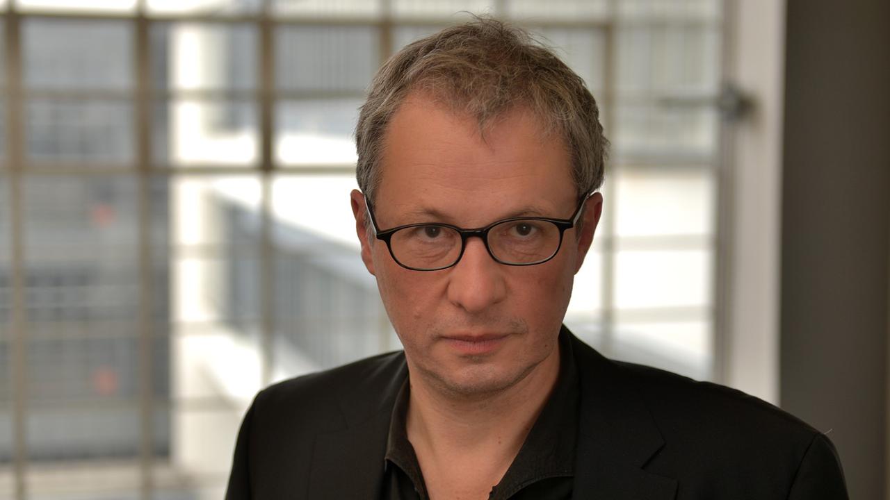 Der Direktor der Stiftung Bauhaus Dessau, Philipp Oswalt, aufgenommen am 27.02.2014 im Bauhaus in Dessau-Roßlau (Sachsen-Anhalt). Oswalt bewirbt sich jetzt für eine weitere Amtszeit. Der Stiftungsrat hatte 2013 eine Neuausschreibung der Stelle beschlossen. Der Direktor der Stiftung Bauhaus Dessau, Philipp Oswalt, aufgenommen am 27.02.2014 im Bauhaus in Dessau-Roßlau (Sachsen-Anhalt). Oswalt bewirbt sich jetzt für eine weitere Amtszeit. Der Stiftungsrat hatte 2013 eine Neuausschreibung der Stelle beschlossen.