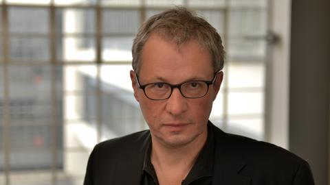 Philipp Oswalt ist Professor für Architekturtheorie und Entwerfen an der Universität Kassel und war Direktor der Stiftung Bauhaus Dessau