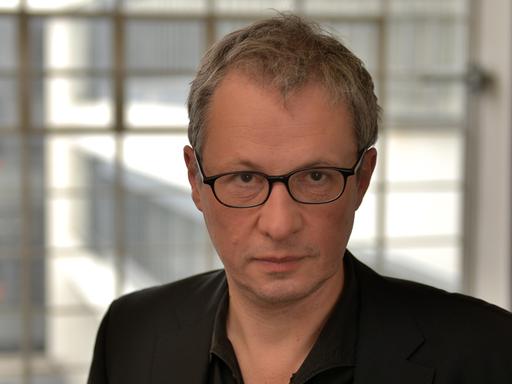 Der frühere Direktor der Stiftung Bauhaus Dessau, Philipp Oswalt, aufgenommen am 27.02.2014 im Bauhaus in Dessau-Roßlau.