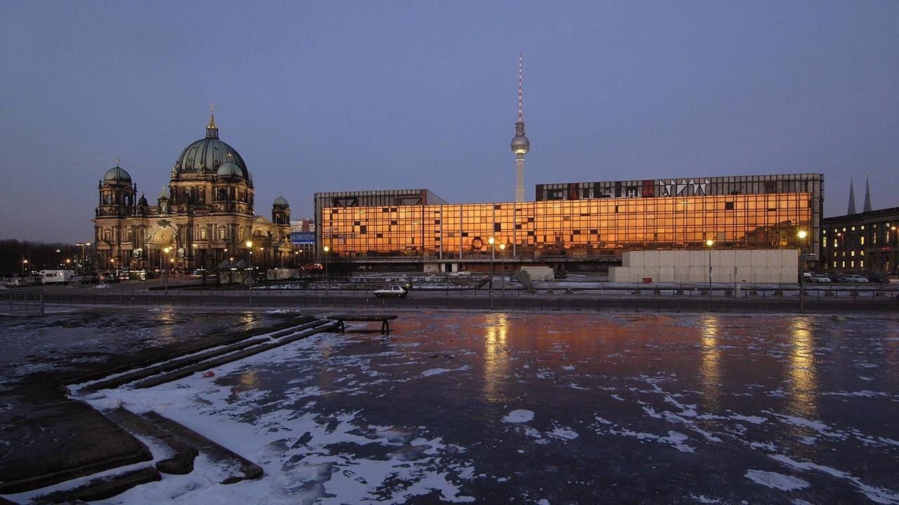 Vom Abendlicht angestrahlte Fassade des Palasts der Republik. Vom Abendlicht angestrahlte Fassade des Palasts der Republik.