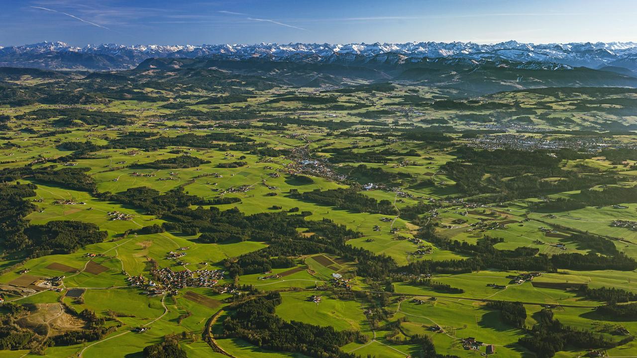 Blick über die hügelige Voralpenlandschaft mit Lindenberg und Heimenkirch, im Hintergrund die Nagelfluhkette mit Hochgrat und Rindalphorn