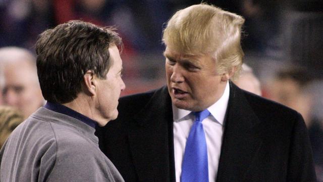 Donald Trump (rechts) im Gespräch mit Bill Belichick, Trainer der New England Patriots