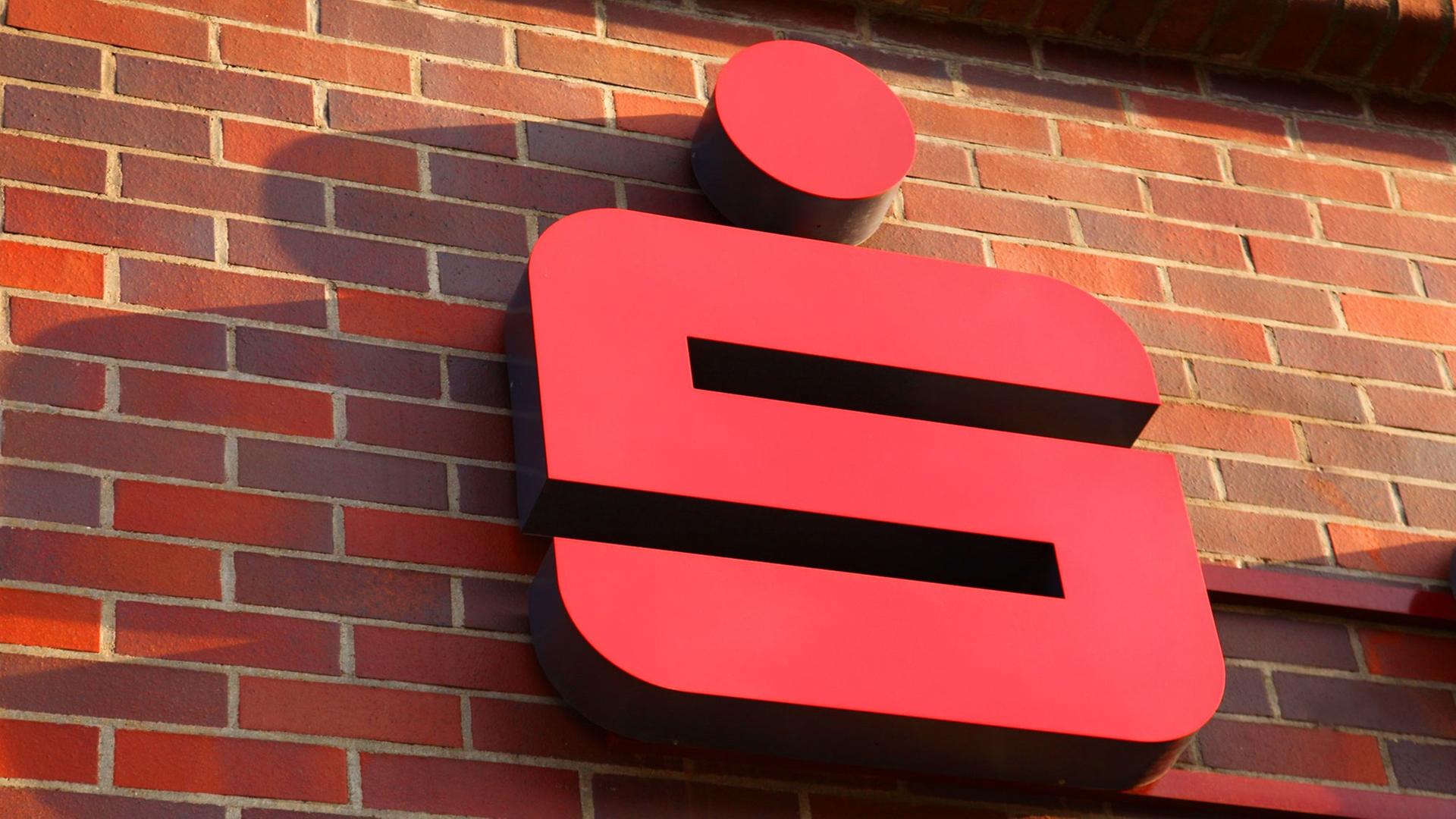 Das Logo der Sparkasse kennt fast jeder, und auch die Farbe? Das Logo der Sparkasse kennt fast jeder, und auch die Farbe?