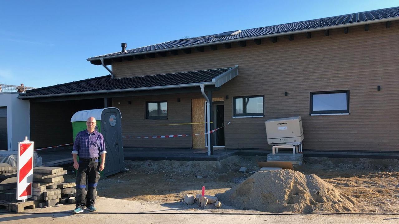 Hans-Josef Dederichs vor seinem neuem Holzhaus Hans-Josef Dederichs vor seinem neuem Holzhaus