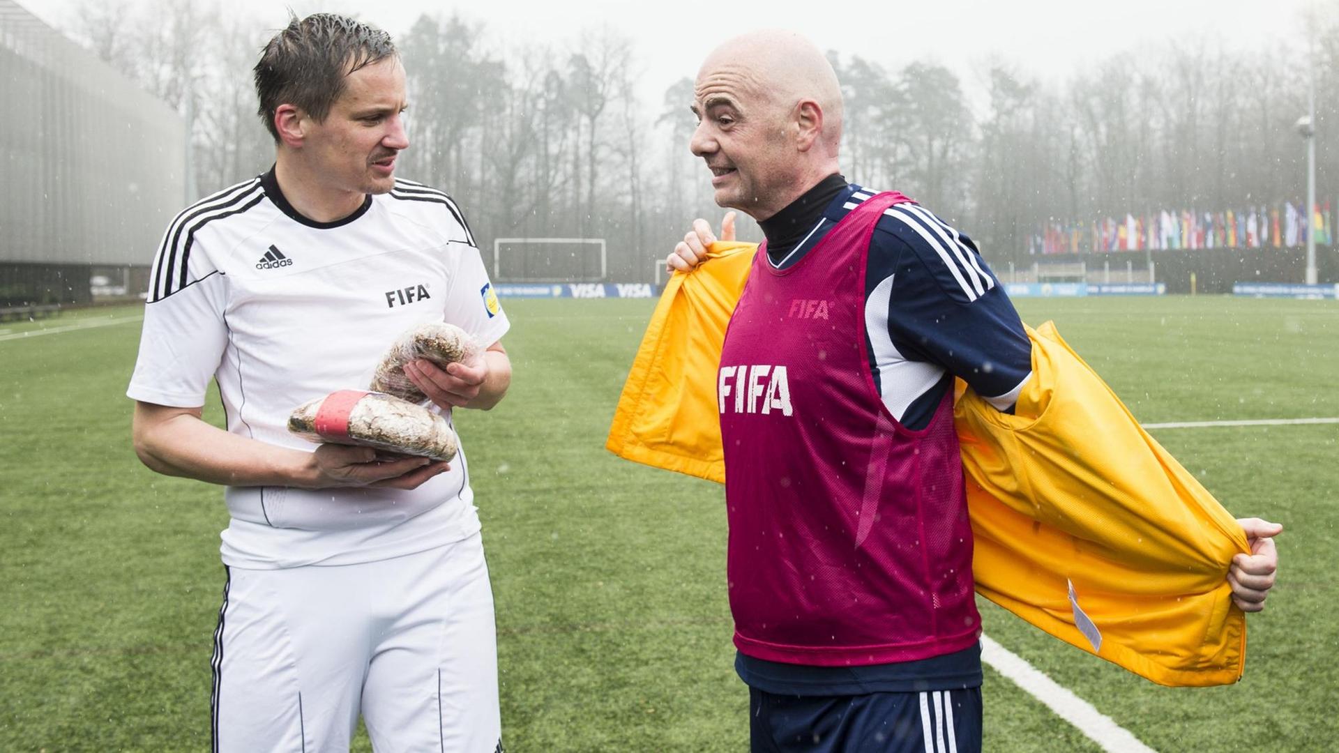 FIFA-Präsident Gianni Infantino und Rinaldo Arnold verschwitzt nach einem Fußballspiel bei der FIFA in Zürich FIFA-Präsident Gianni Infantino und Rinaldo Arnold verschwitzt nach einem Fußballspiel bei der FIFA in Zürich
