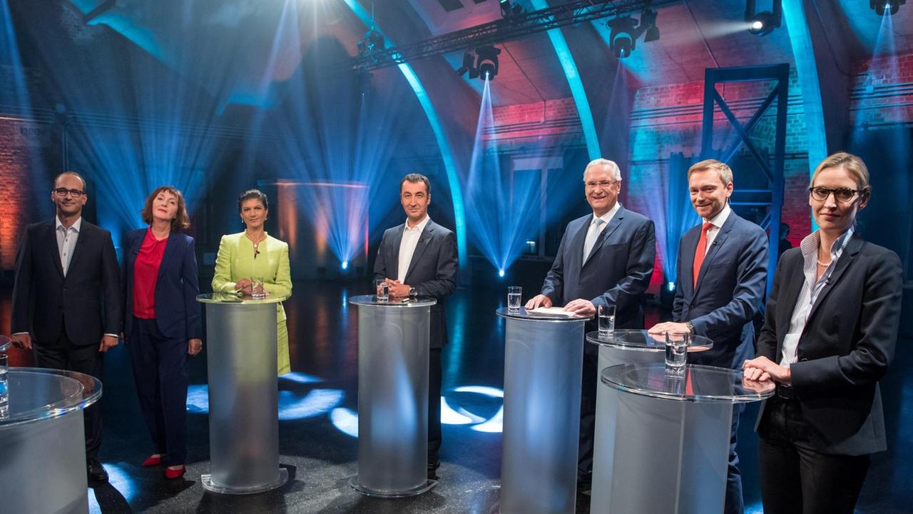 Die Moderatoren, BR-Chefredakteur Christian Nitsche (l) und WDR-Chefredakteurin Sonia Seymour Mikich (2.v.l.), stehen zusammen mit den Parteivertretern und Spitzenkandidaten (l-r) Sahra Wagenknecht, Fraktionsvorsitzende der Partei Die Linke, Cem Özdemir, Bundesvorsitzender der Partei Bündnis 90/Die Grünen, Joachim Herrmann (CSU), bayerischer Innenminister, Christian Lindner, Bundesvorsitzender der FDP, und Alice Weidel (AfD) in einem Fernsehstudio in Berlin beim sogenannten "TV-Fünfkampf" der kleineren Parteien. Die Moderatoren, BR-Chefredakteur Christian Nitsche (l) und WDR-Chefredakteurin Sonia Seymour Mikich (2.v.l.), stehen zusammen mit den Parteivertretern und Spitzenkandidaten (l-r) Sahra Wagenknecht, Fraktionsvorsitzende der Partei Die Linke, Cem Özdemir, Bundesvorsitzender der Partei Bündnis 90/Die Grünen, Joachim Herrmann (CSU), bayerischer Innenminister, Christian Lindner, Bundesvorsitzender der FDP, und Alice Weidel (AfD) in einem Fernsehstudio in Berlin beim sogenannten "TV-Fünfkampf" der kleineren Parteien.