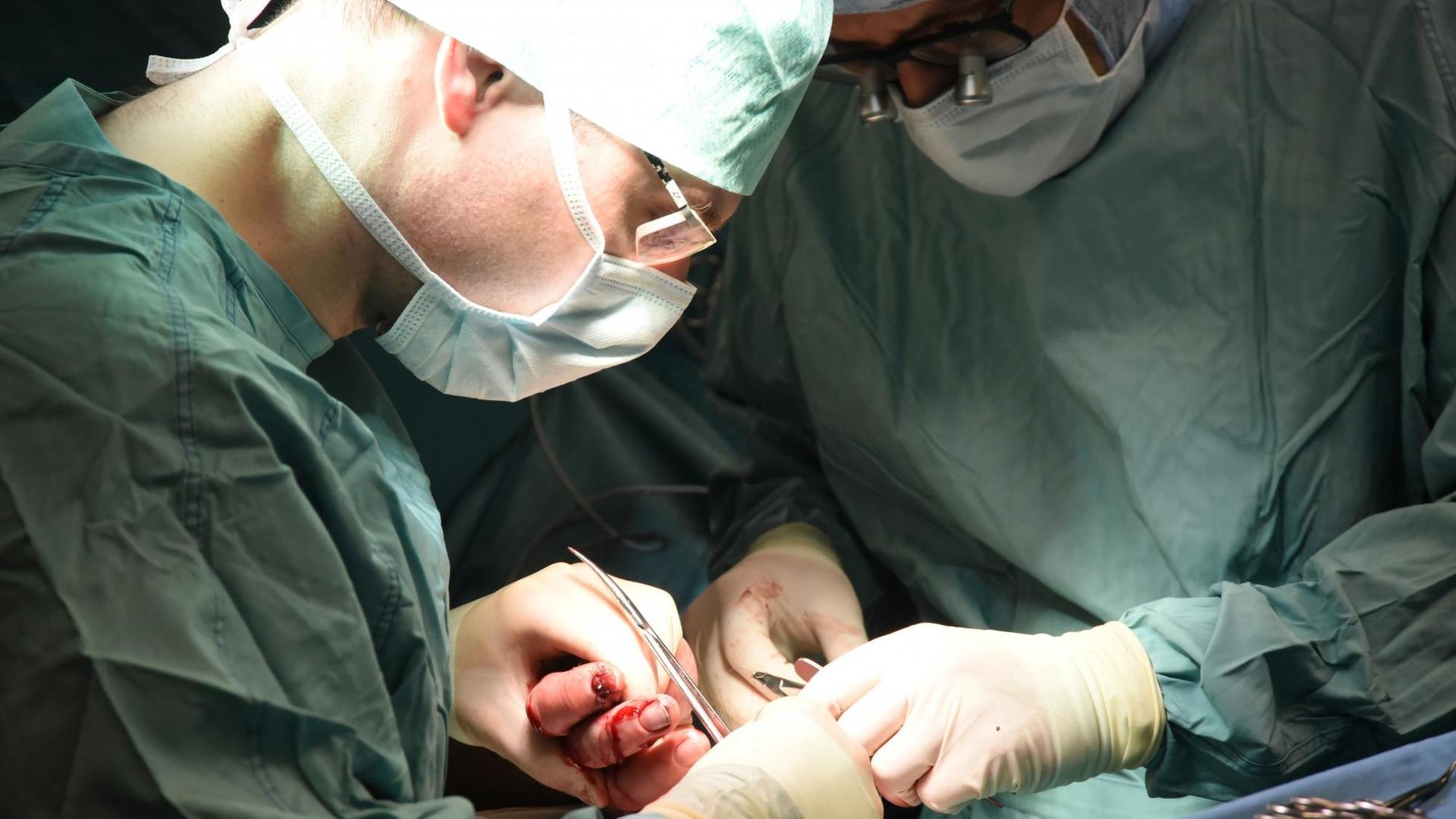 Handchirurgen am Magdeburger Universitätsklinikum operieren