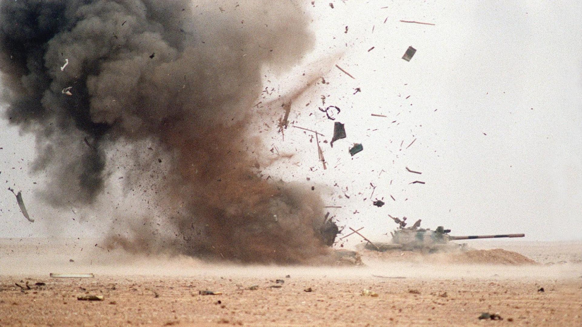 Explosion eines irakischen Bunkers während des Zweiten Golfkriegs 1991. Explosion eines irakischen Bunkers während des Zweiten Golfkriegs 1991.