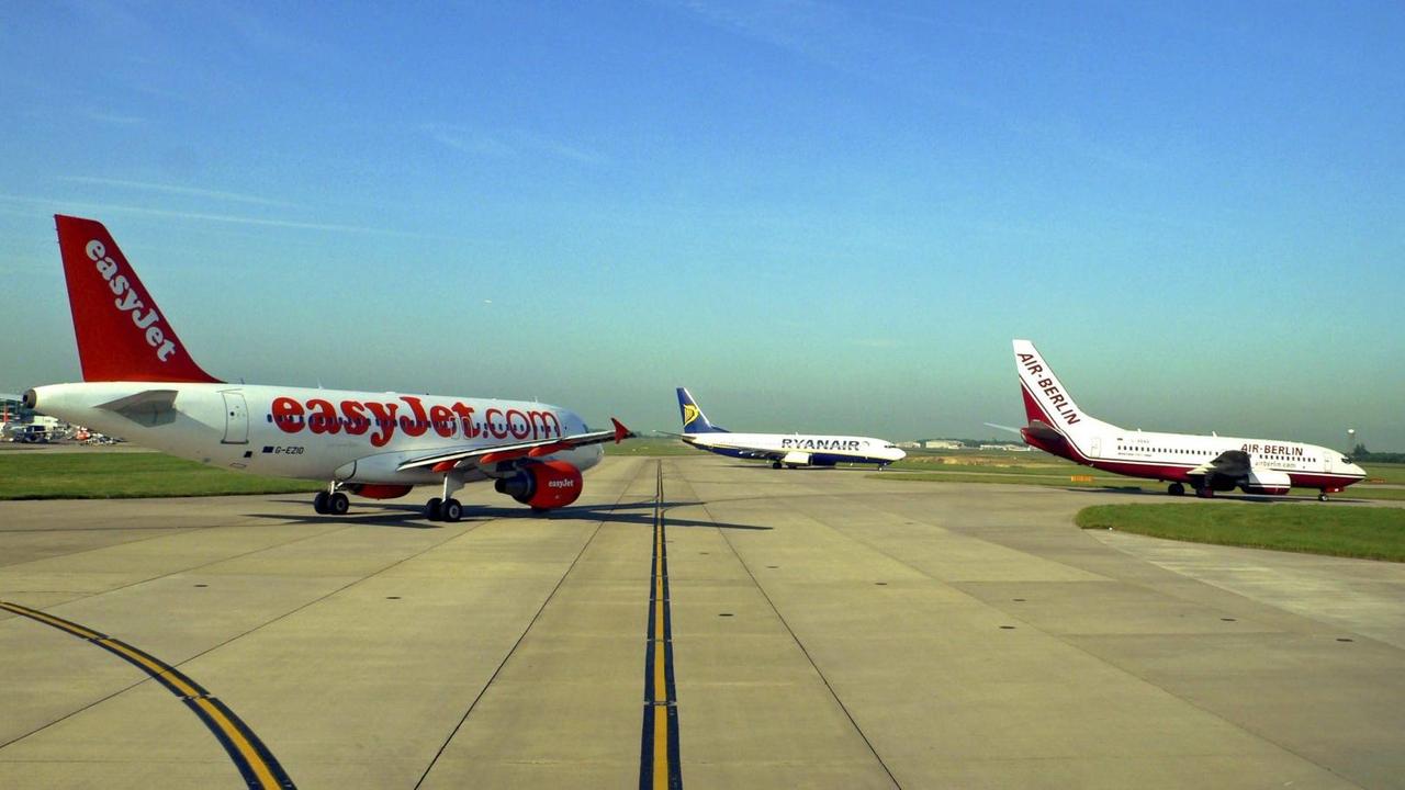 Flugzeuge der Airlines Ryanair, Easyjet und Air Berlin am Flughafen London Stansted Flugzeuge der Airlines Ryanair, Easyjet und Air Berlin am Flughafen London Stansted