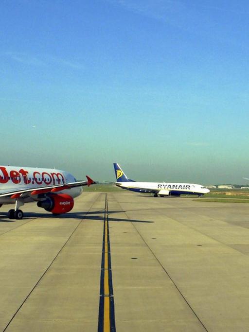 Flugzeuge der Airlines Ryanair, Easyjet und Air Berlin am Flughafen London Stansted