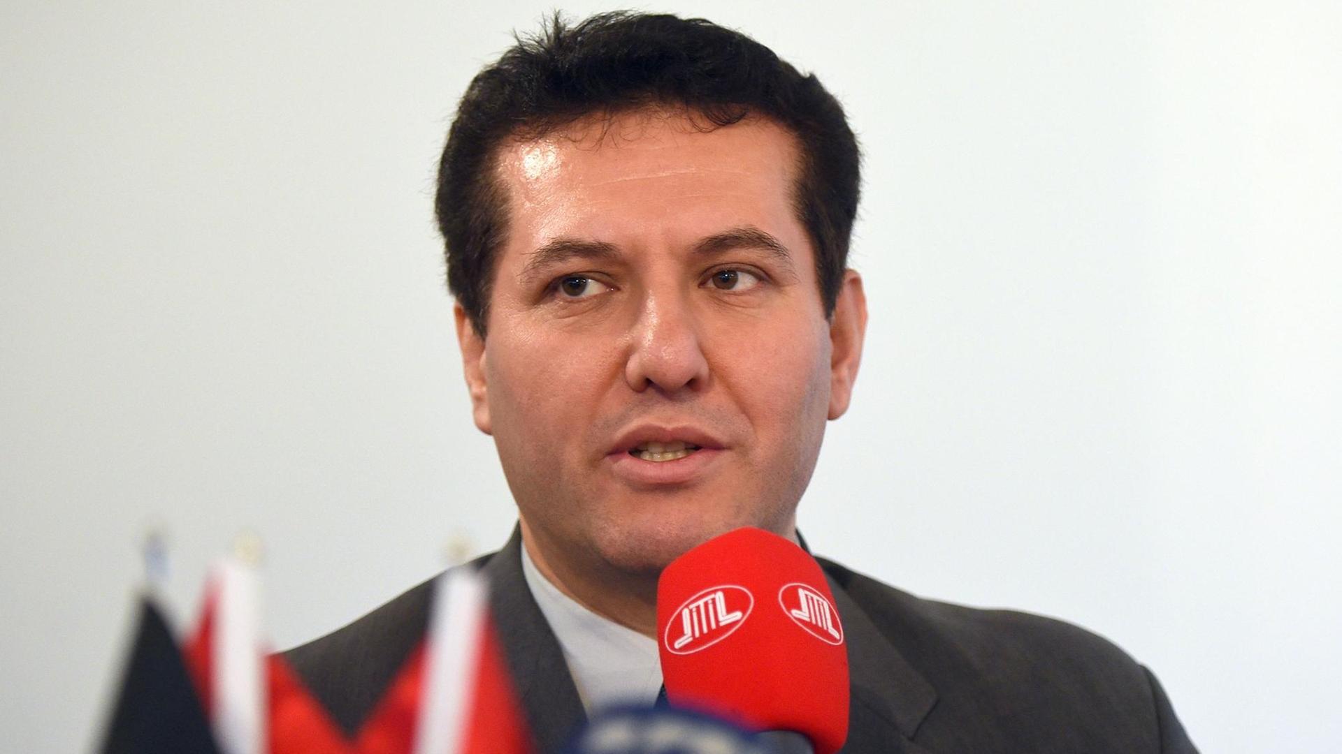 Zekeriya Altug, Sprecher des Koordinationsrates der Muslime in Deutschland. Zekeriya Altug, Sprecher des Koordinationsrates der Muslime in Deutschland.