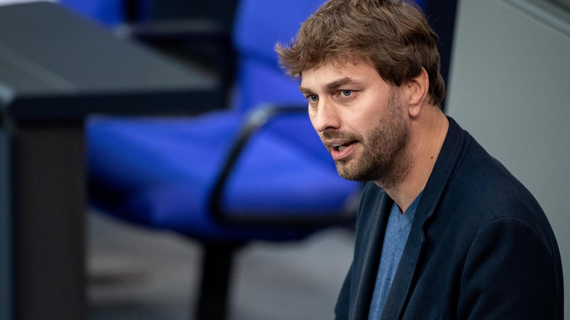 Stefan Gelbhaar (Bündnis 90/Die Grünen), Bundestagsabgeordneter, spricht zur aktuellen Stunde "Drei Jahre Abgasskandal" im Deutschen Bundestag. Stefan Gelbhaar (Bündnis 90/Die Grünen), Bundestagsabgeordneter, spricht zur aktuellen Stunde "Drei Jahre Abgasskandal" im Deutschen Bundestag.