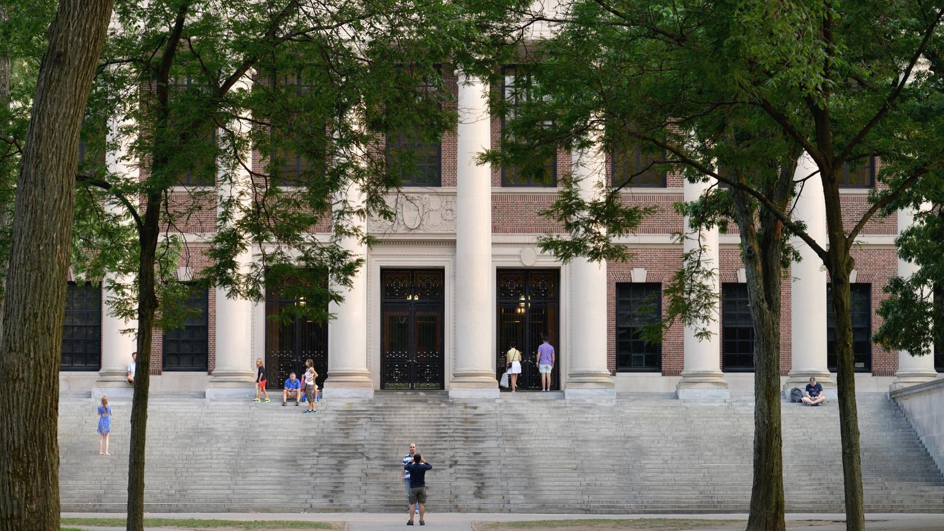 Der Campus der Harvard-Universität mit der Harry Elikins Widener Memorial Library. Der Campus der Harvard-Universität mit der Harry Elikins Widener Memorial Library.
