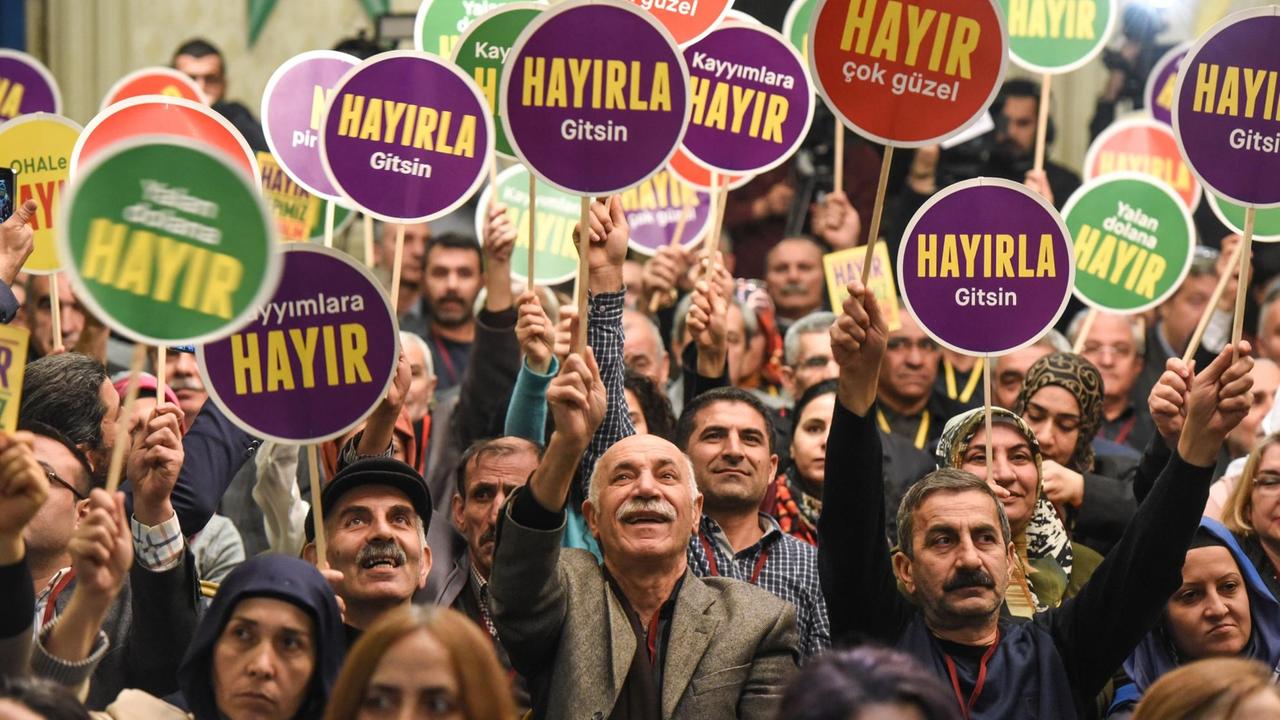 Unterstützer der pro-kurdischen Oppositionspartei HDP schwenken auf einer Demonstration am 2. März 2017 in Istanbul Plakate mit '"No", gegen ein türkisches Präsidialsystem , 6 Wochen vor dem Referendum.
Unterstützer der pro-kurdischen Oppositionspartei HDP schwenken auf einer Demonstration am 2. März 2017 in Istanbul Plakate mit '"No", gegen ein türkisches Präsidialsystem , 6 Wochen vor dem Referendum.