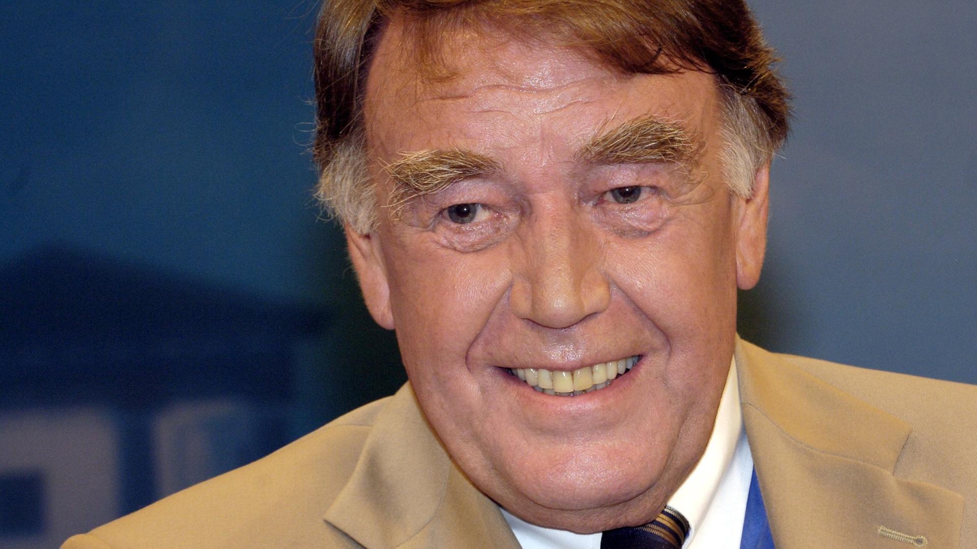 Der Bundesehrenvorsitzende der Gewerkschaft Deutscher Lokomotivführer (GDL), Manfred Schell, aufgenommen beim ZDF-Polit-Talk "Maybrit Illner" am 03.07.2008 zum Thema "Maxi-Preise, Mini-Jobs - 'Kleiner Mann', was nun?" Der Bundesehrenvorsitzende der Gewerkschaft Deutscher Lokomotivführer (GDL), Manfred Schell, aufgenommen beim ZDF-Polit-Talk "Maybrit Illner" am 03.07.2008 zum Thema "Maxi-Preise, Mini-Jobs - 'Kleiner Mann', was nun?"