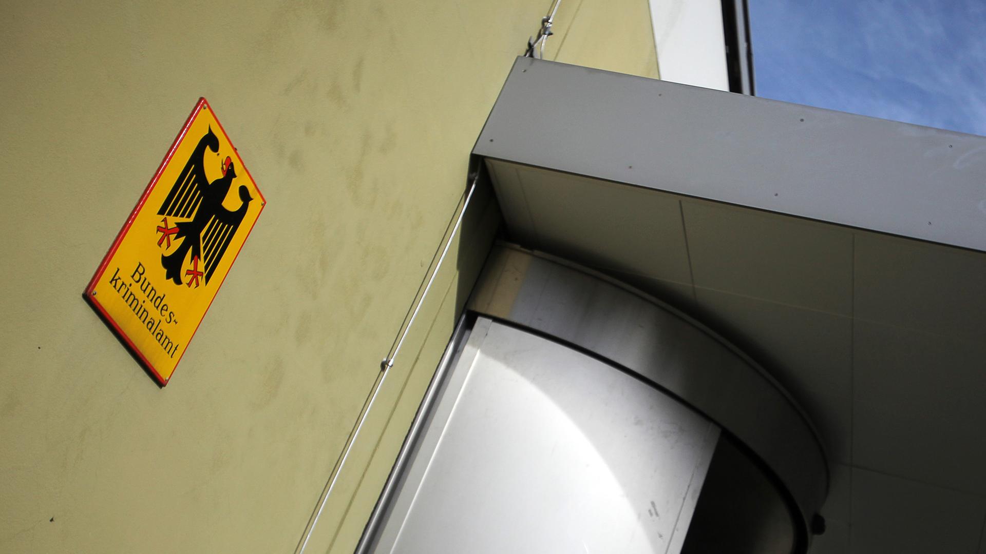 Der Eingangsbereich des Bundeskriminalamts (BKA) in Wiesbaden. Der Eingangsbereich des Bundeskriminalamts (BKA) in Wiesbaden.