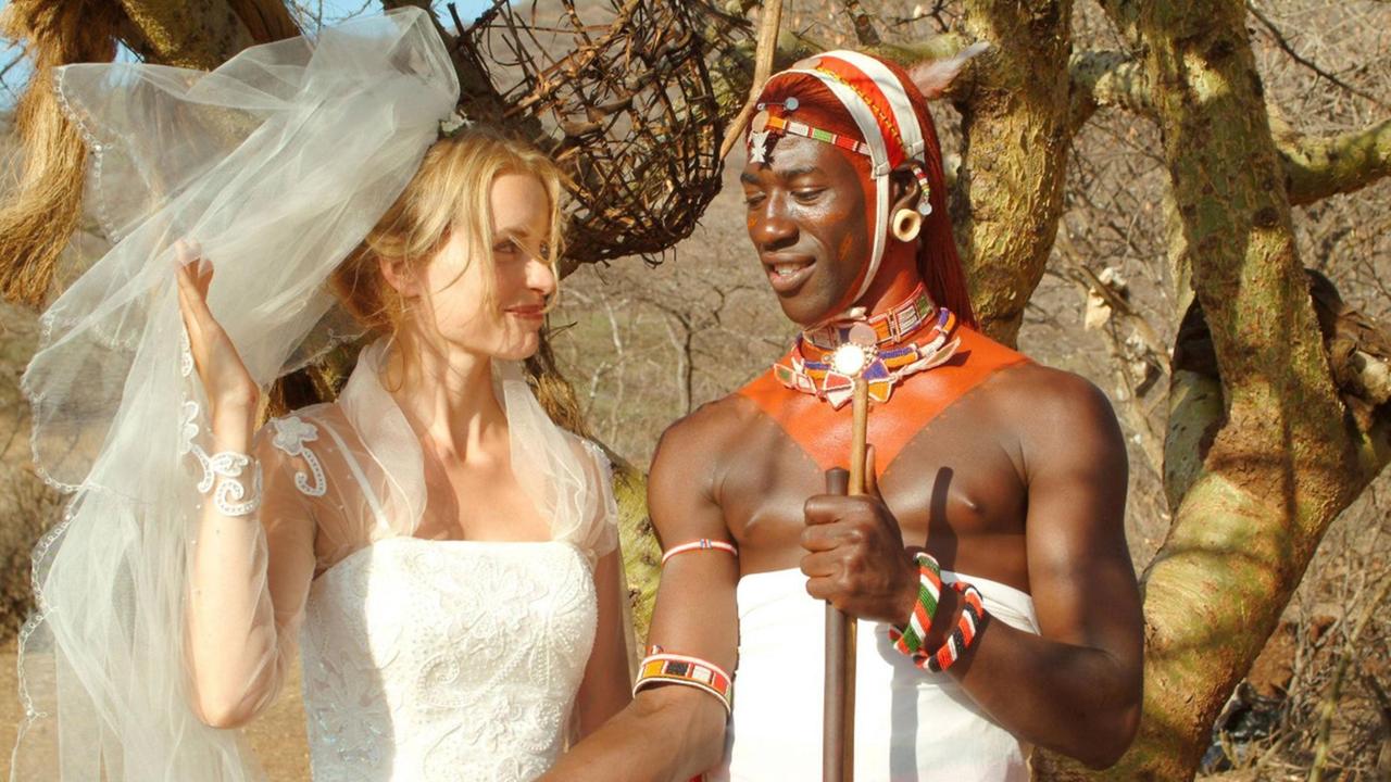 Ein Filmstill aus "Die Weiße Massai" aus dem Jahr 2005 zeigt Nina Hoss im Brautkleid und Jacky Ido als Afrikaner in traditioneller Tracht. Ein Filmstill aus "Die Weiße Massai" aus dem Jahr 2005 zeigt Nina Hoss im Brautkleid und Jacky Ido als Afrikaner in traditioneller Tracht.
